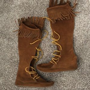 Minnetonka Moccasin Boots size 6